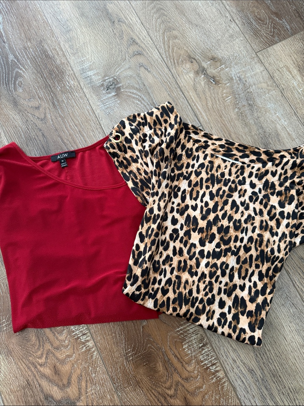 ❣️5/$25❣️AUW Red Scoop Neck Top with Leopard Print Accent